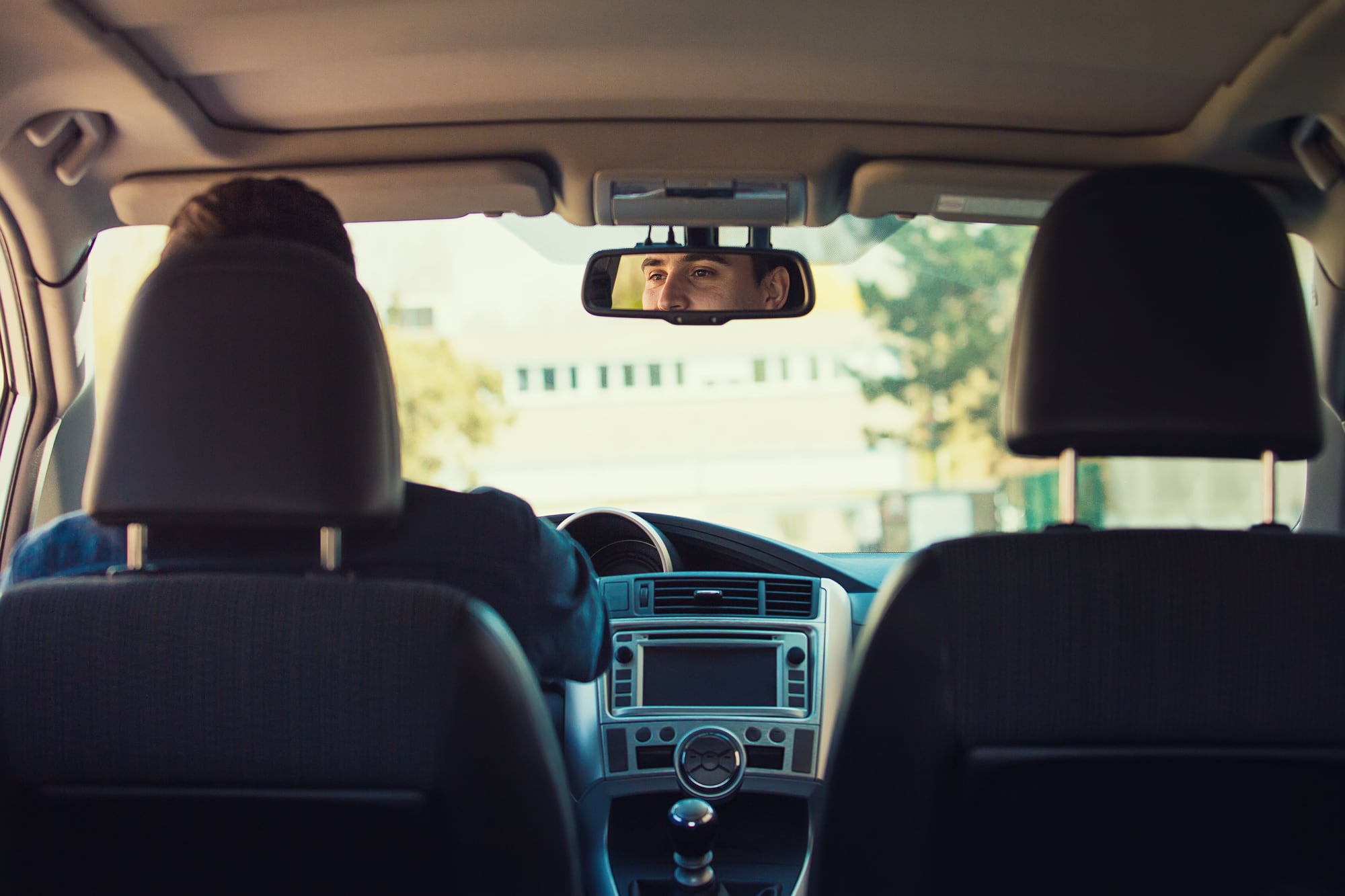 “Vengo a devolverte a tu hijo”: la increíble historia del olvido de un bebé en un auto y las cosas más raras que la gente deja en los viajes