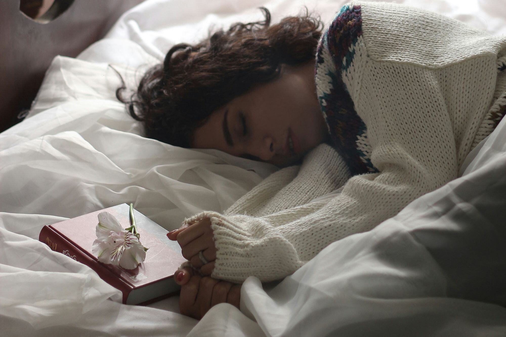 Dormir muchas horas puede ser para algunas personas una forma de escapar de la realidad en la que viven