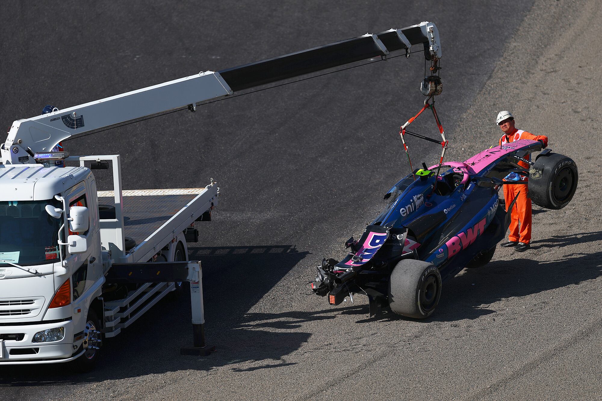 Uno de los accidentes de Doohan, en Suzuka: la grúa retira el Alpine destruido
