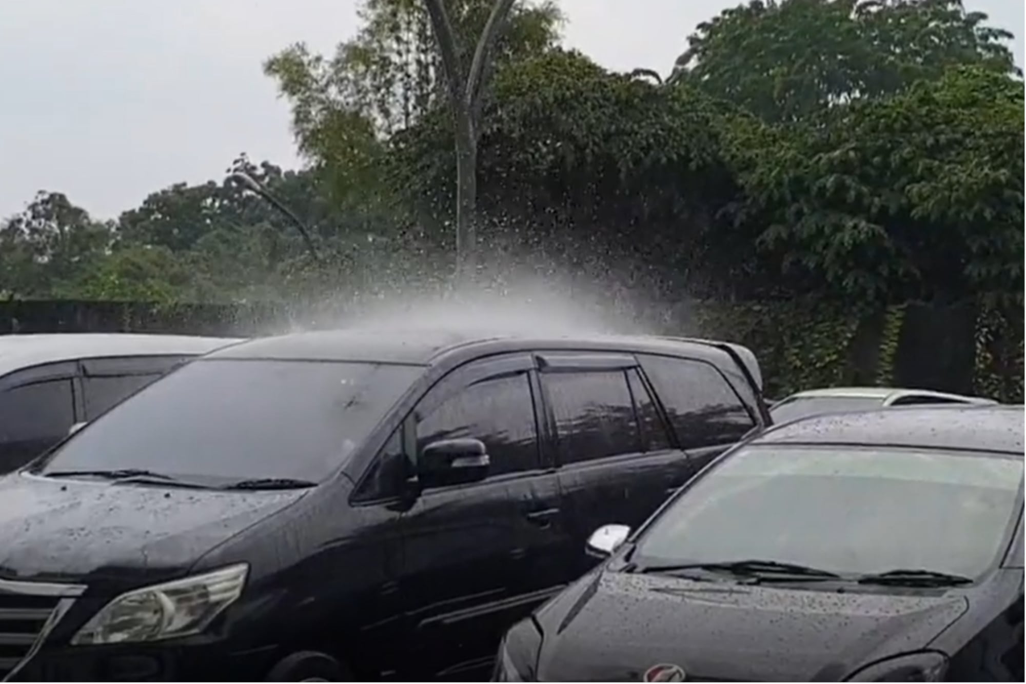 Qué le pasa a un auto eléctrico cuando llueve y cómo afecta el agua a su rendimiento