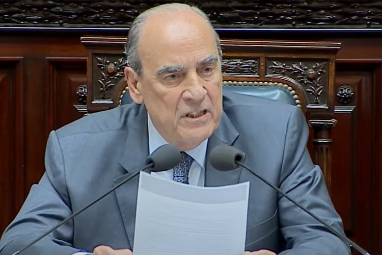 Francos durante la lectura de su discurso