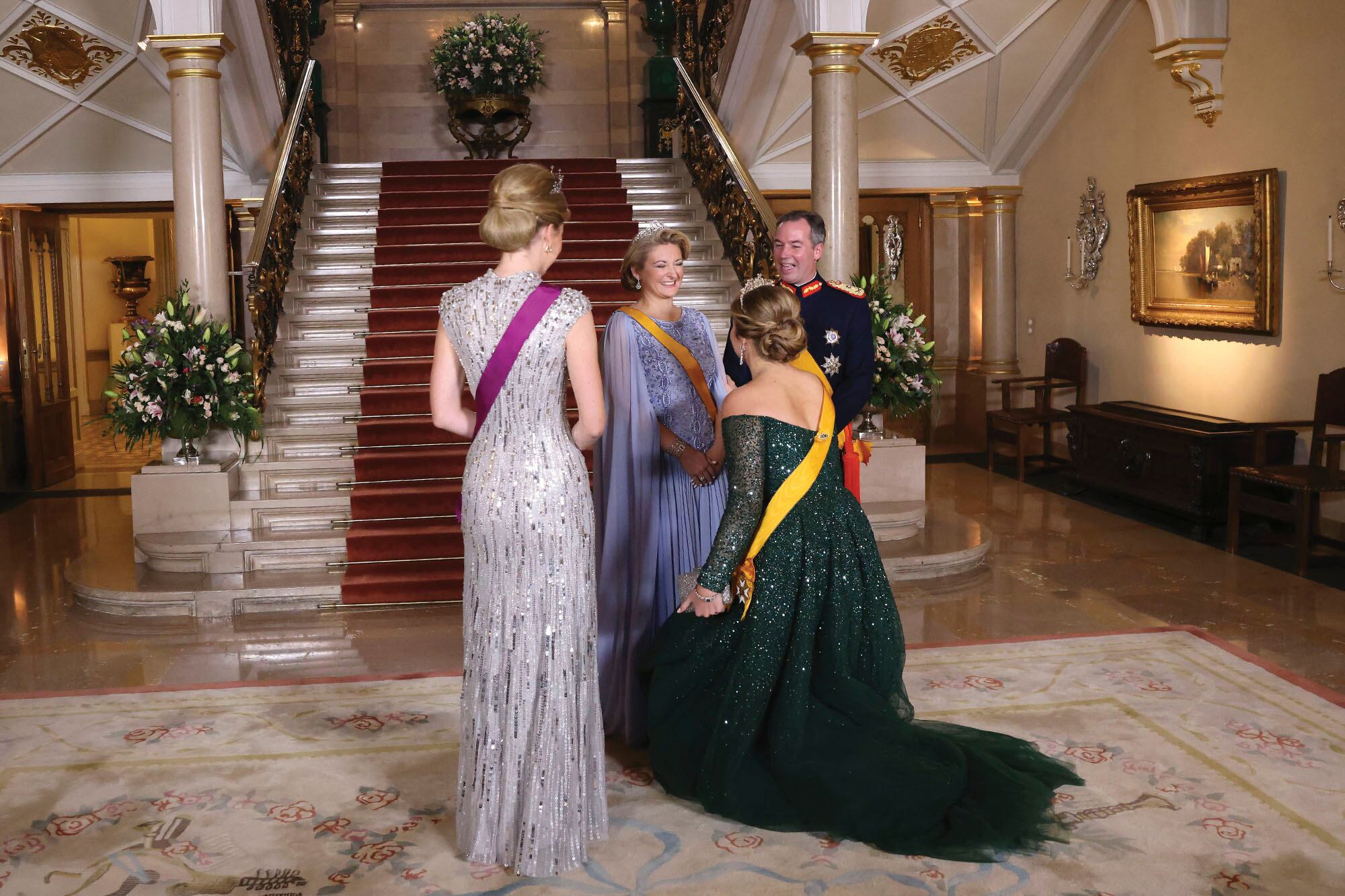 Amalia se inclina frente a la Gran Duquesa de Luxemburgo, un gesto que demuestra respeto, humildad y reconocimiento de su autoridad y poder