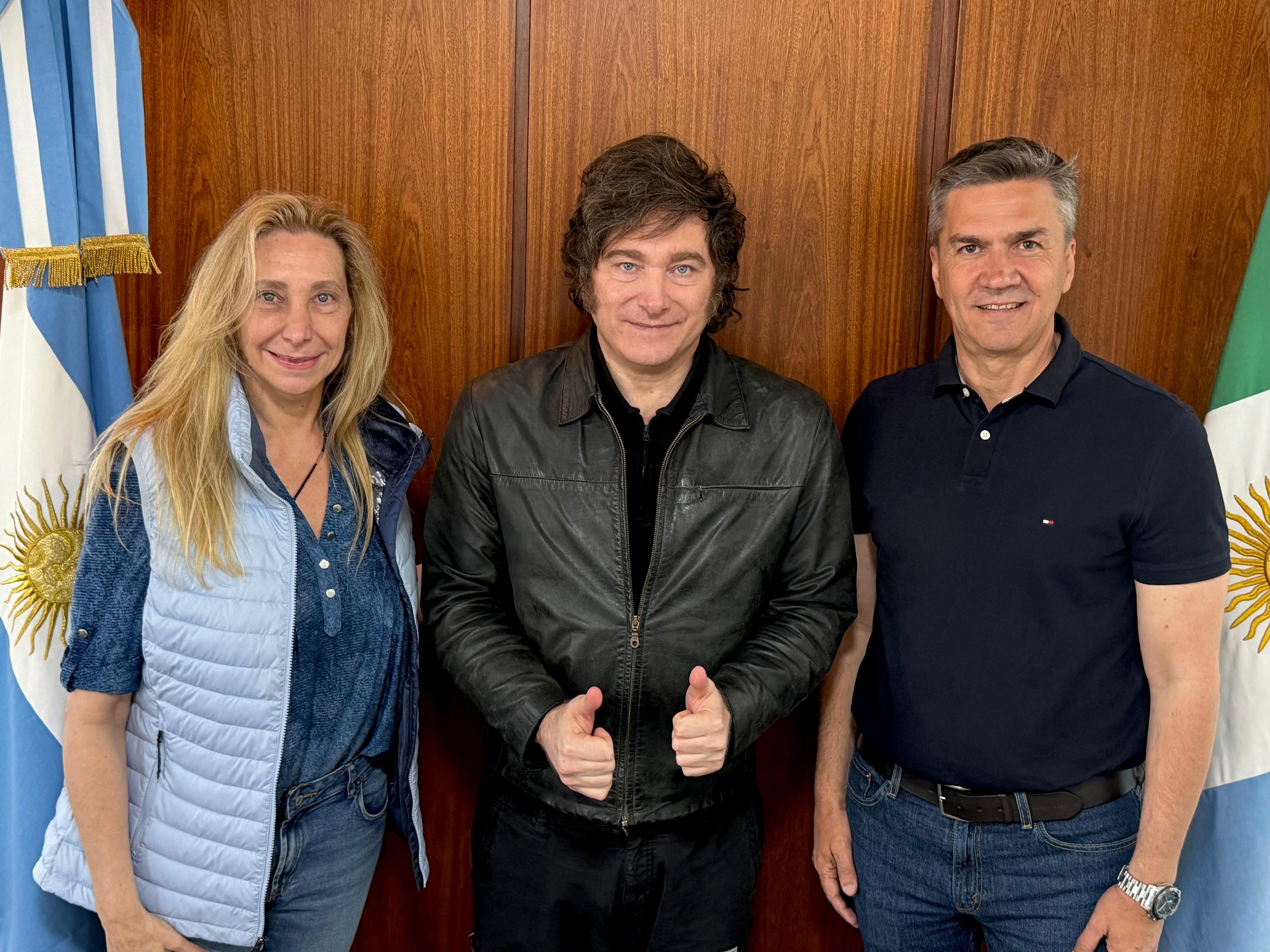 El gobernador de Chaco, Leandro Zdero, con Javier y Karina Milei