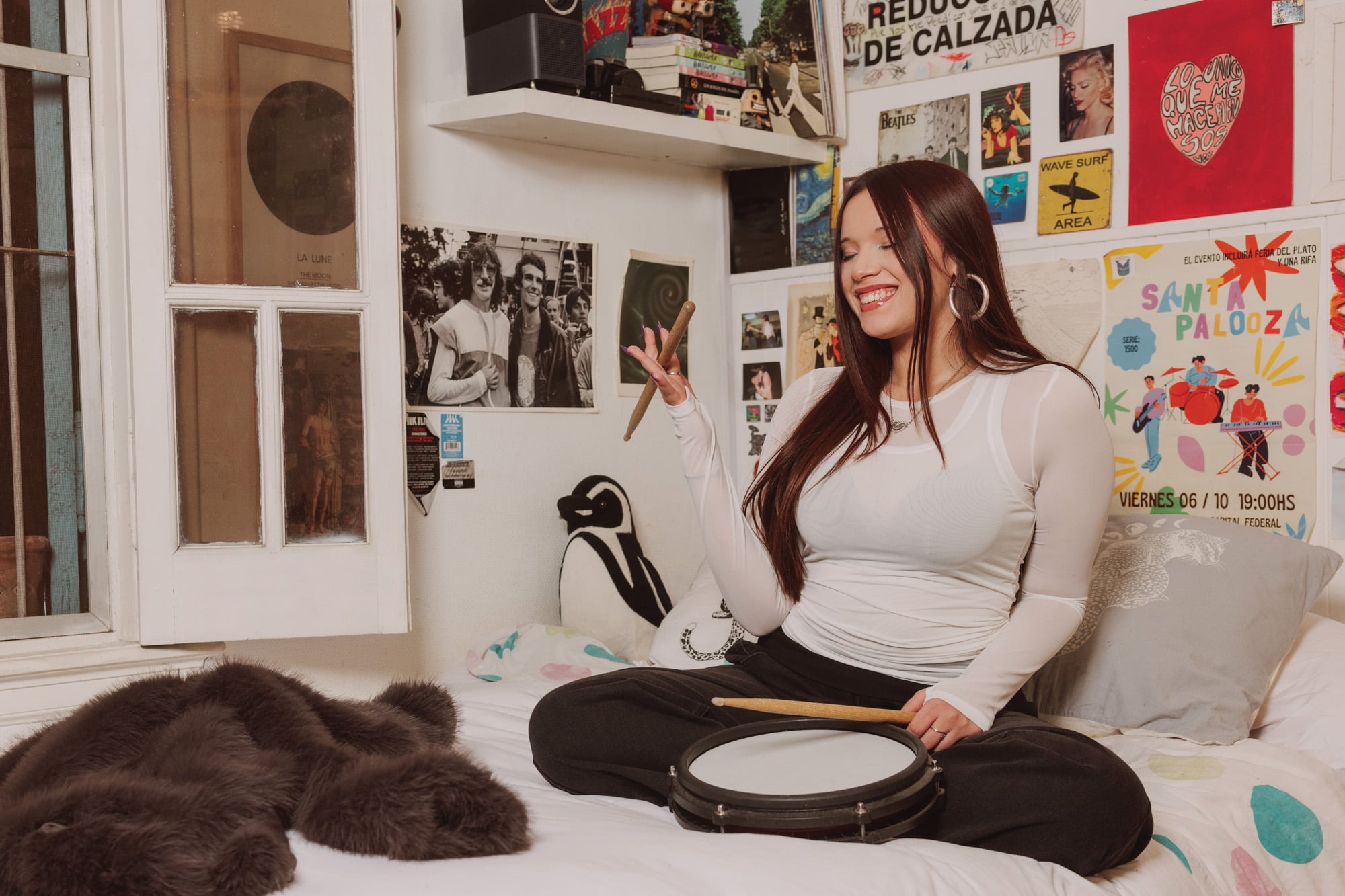 Además de estudiar canto desde chica, Uma toca la batería electrónica. Las paredes de su dormitorio reflejan su amor por la música