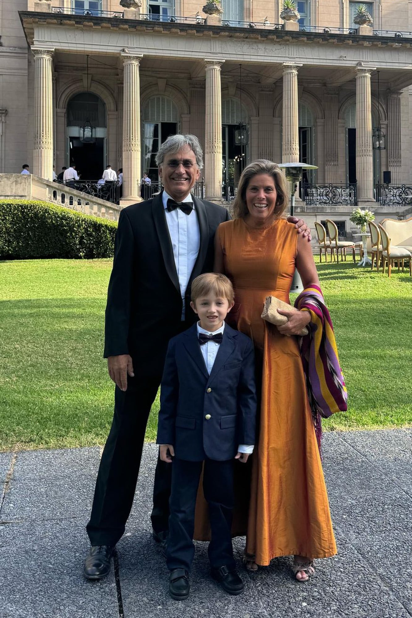 El financista Jay Janer, hijo de la condesa Lovatelli, con su mujer, la fotógrafa brasileña Maria Amelia Rio Branco y el hermanito de la novia, Alexis Reynal.