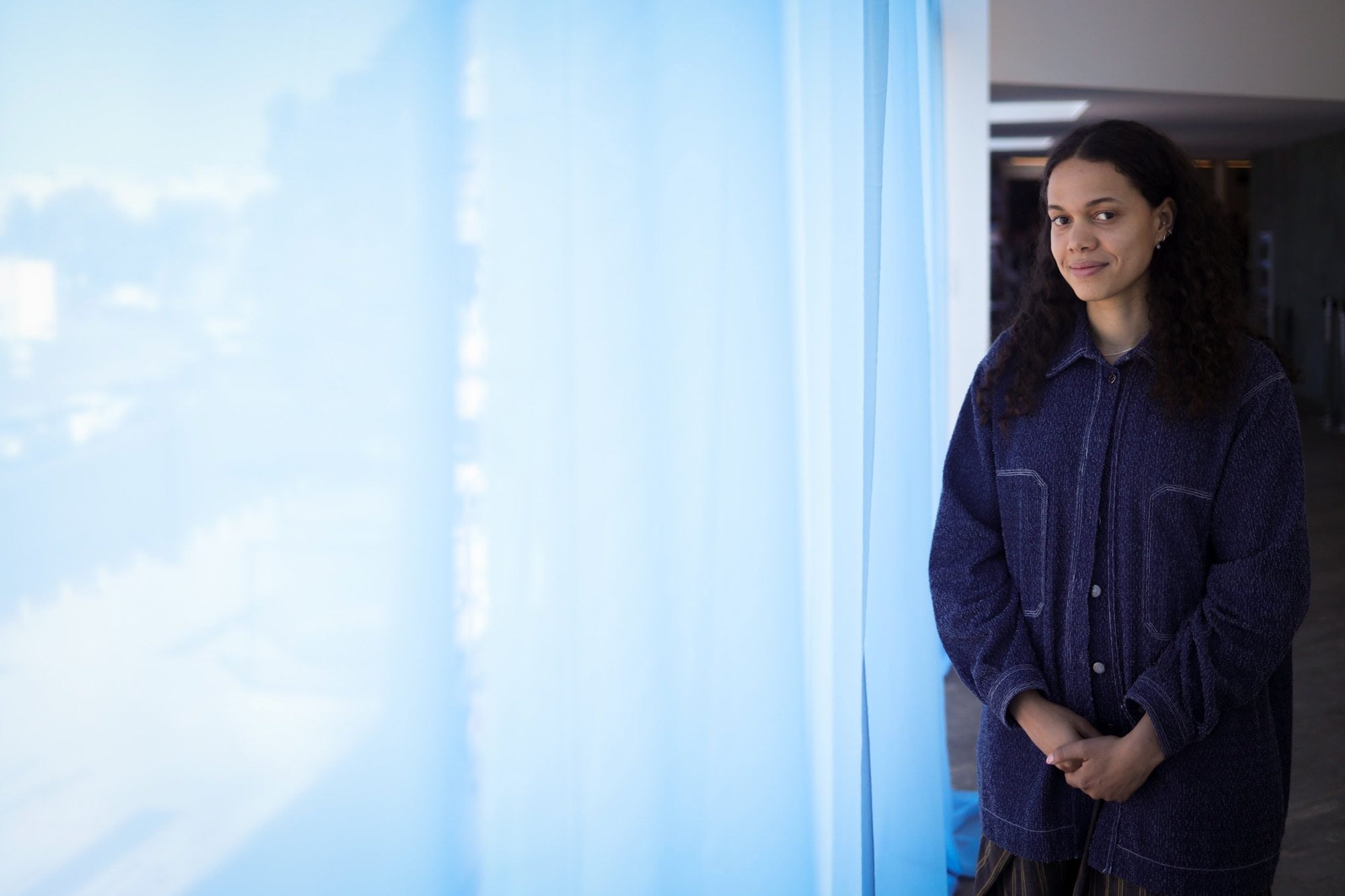 Ella den Elzen, cocuradora de la muestra, con obra de Felix González-Torres