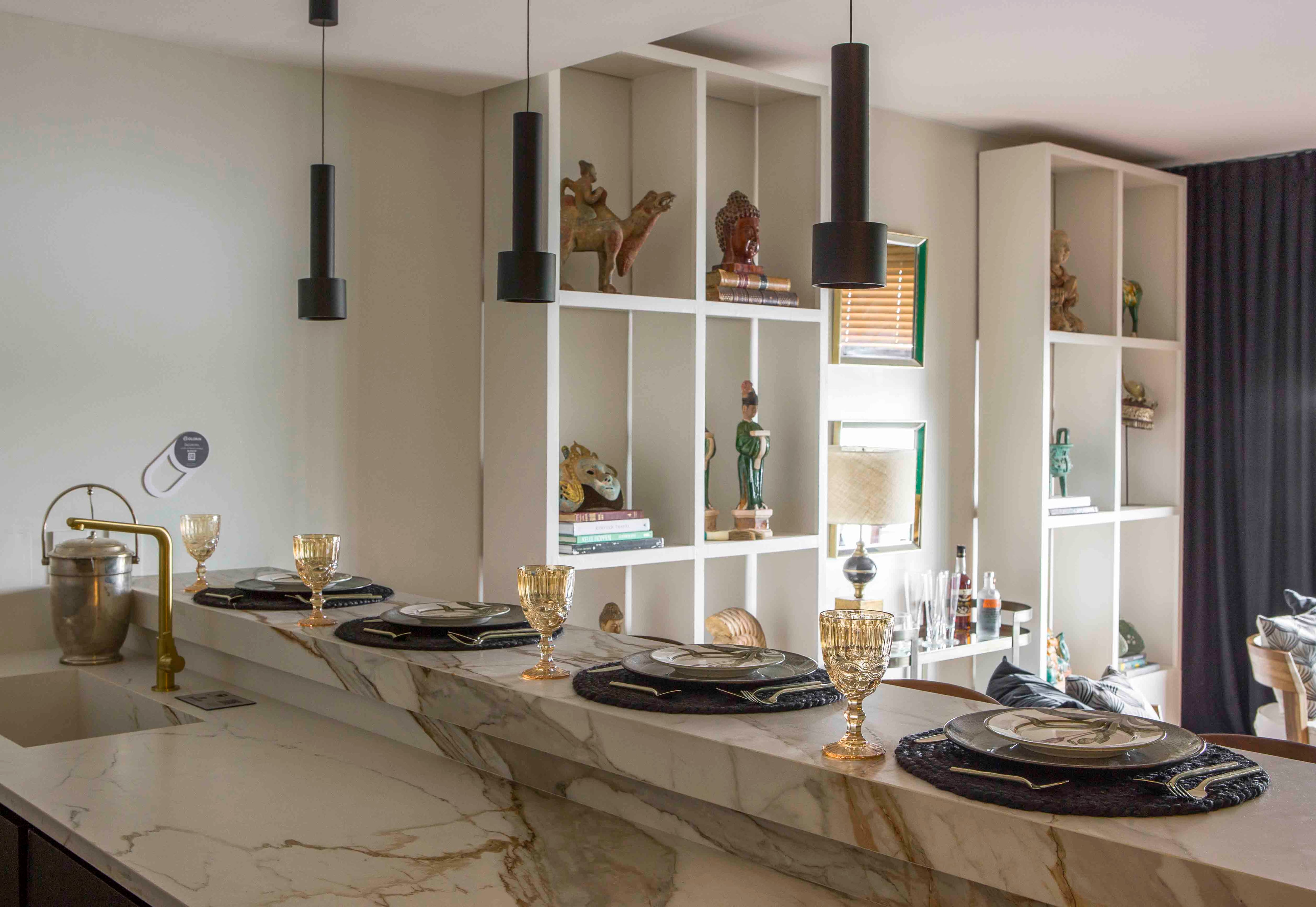 Mesada de Purastone Prima 'Macchia Vecchia' (De Stefano). Anafe vitrocerámico (Teka). Luminarias (IDEA).
