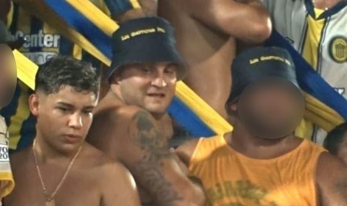 El hijo de un capo narco fue detenido en uno de las zonas más exclusivas de Rosario 6 Ezequiel Riquelme (a la izquierda), junto al detenido jefe de la barra de Central, Lautaro