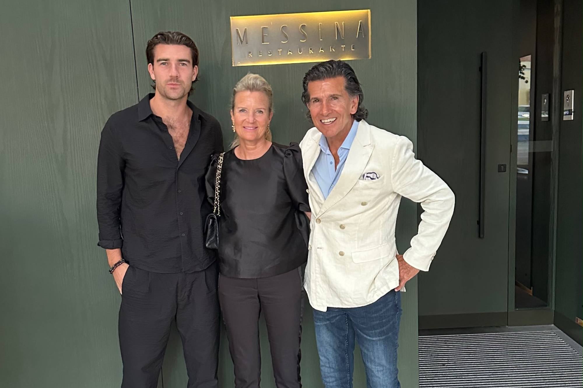 En el festejo de su cumpleaños número 70, junto a su mujer y su hijo, Ferdinand, ambos noruegos.
