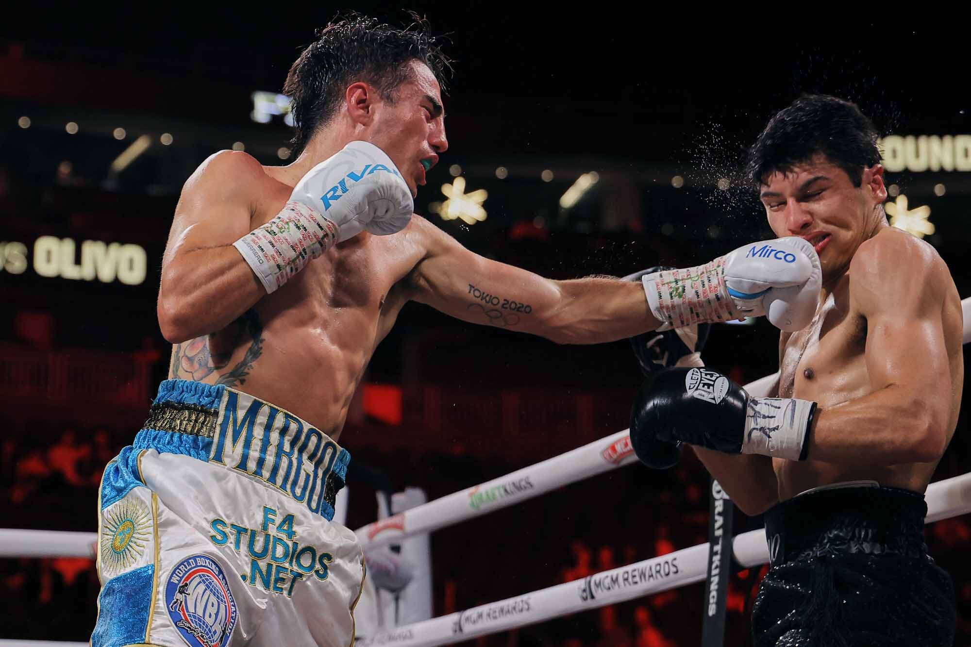 Mirco Cuello golpea a Christian Olivo en el combate que sostuvieron en febrero; el argentino terminó con una fractura en la mandíbula