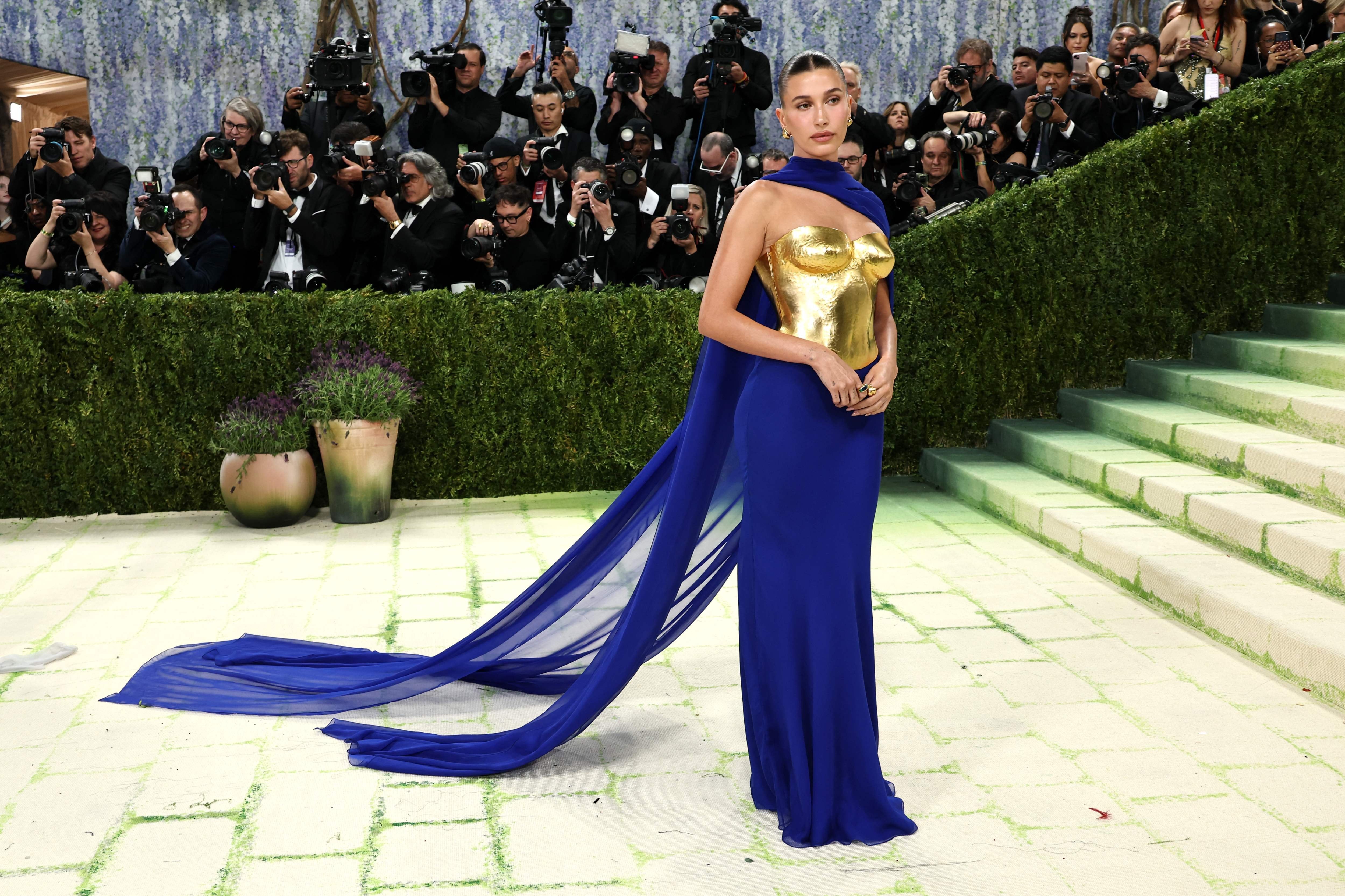Azul y dorado fueron los tonos elegidos por Hailey Bieber; vestida por Saint Laurent