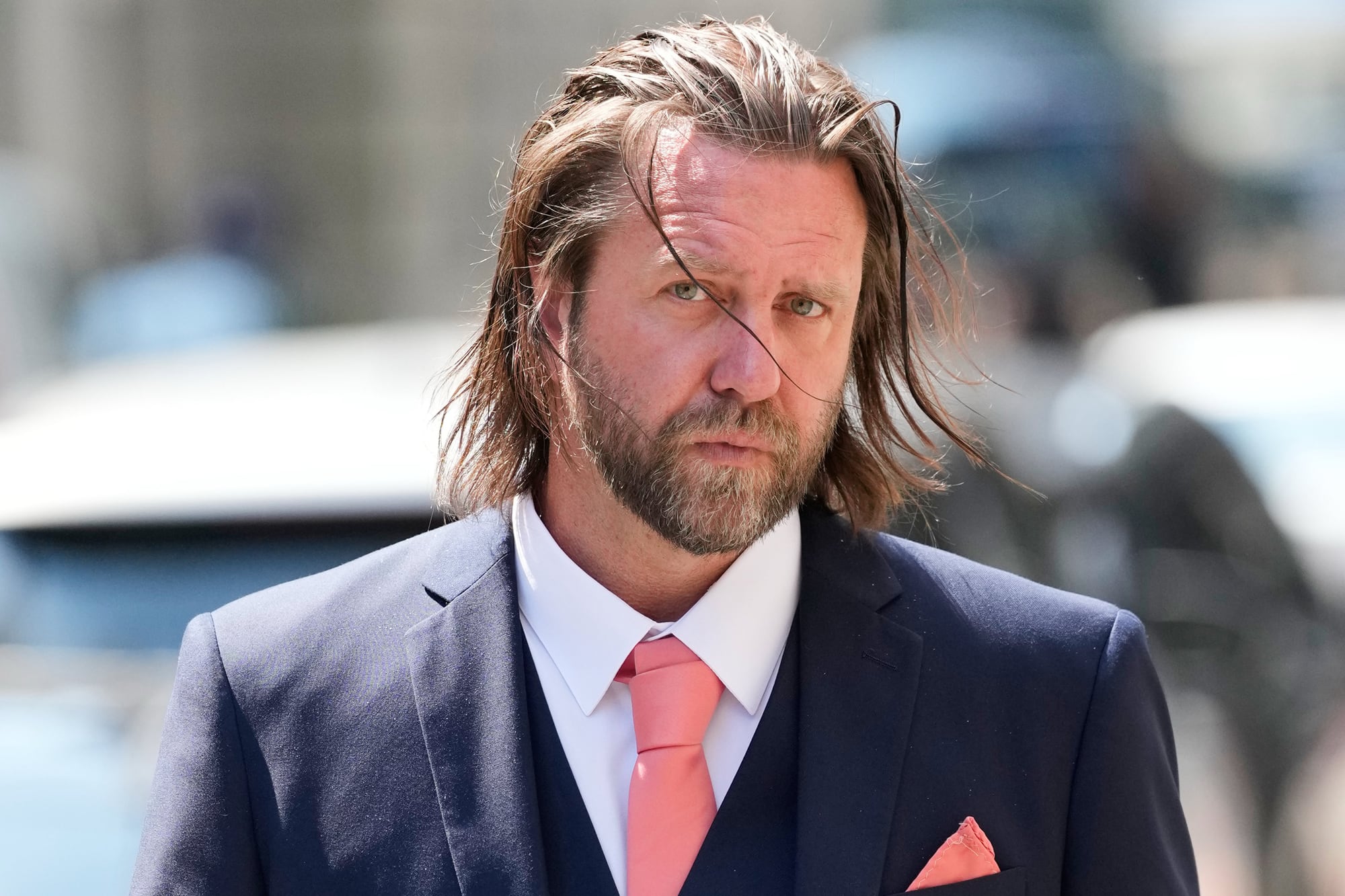 Pese al pedido de "clemencia" de Keanu Reeves, el director Carl Rinsch fue condenado a prisión por estafar a Netflix