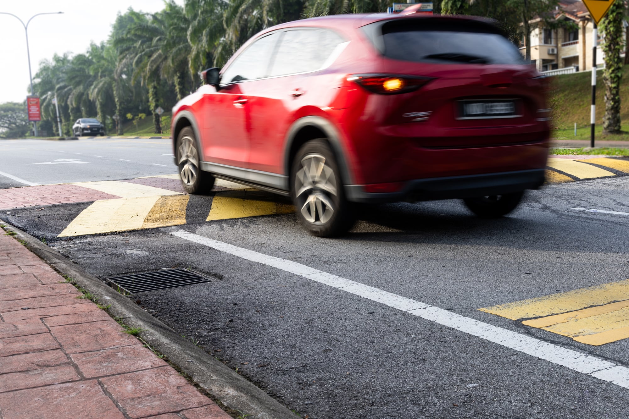 ¿A qué velocidad se debería tomar con el auto una loma de burro?