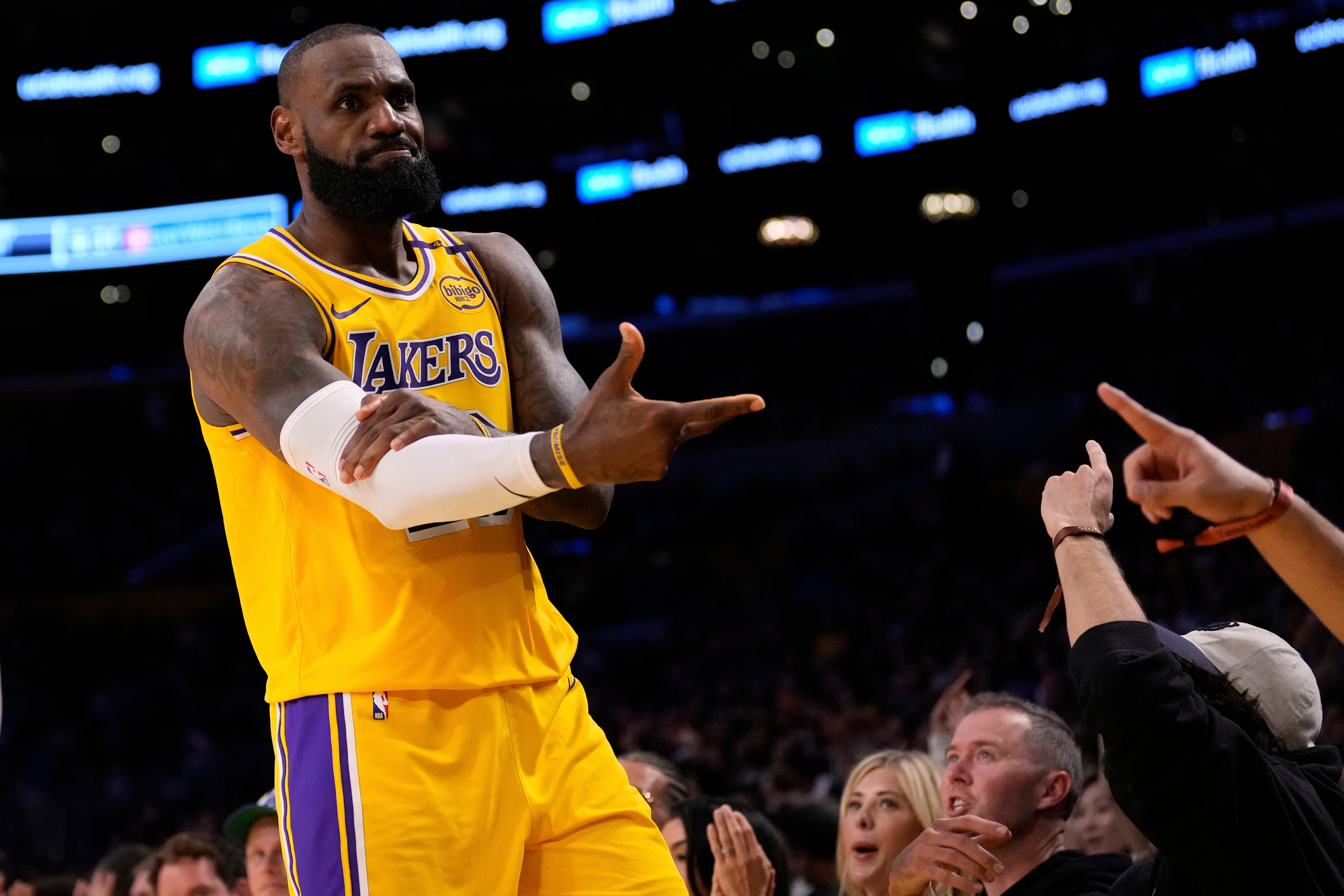El alero de los Lakers de Los Ángeles LeBron James hace un gesto