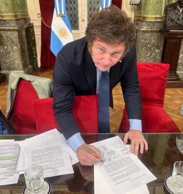 Todos esperan a ver las letras chicas