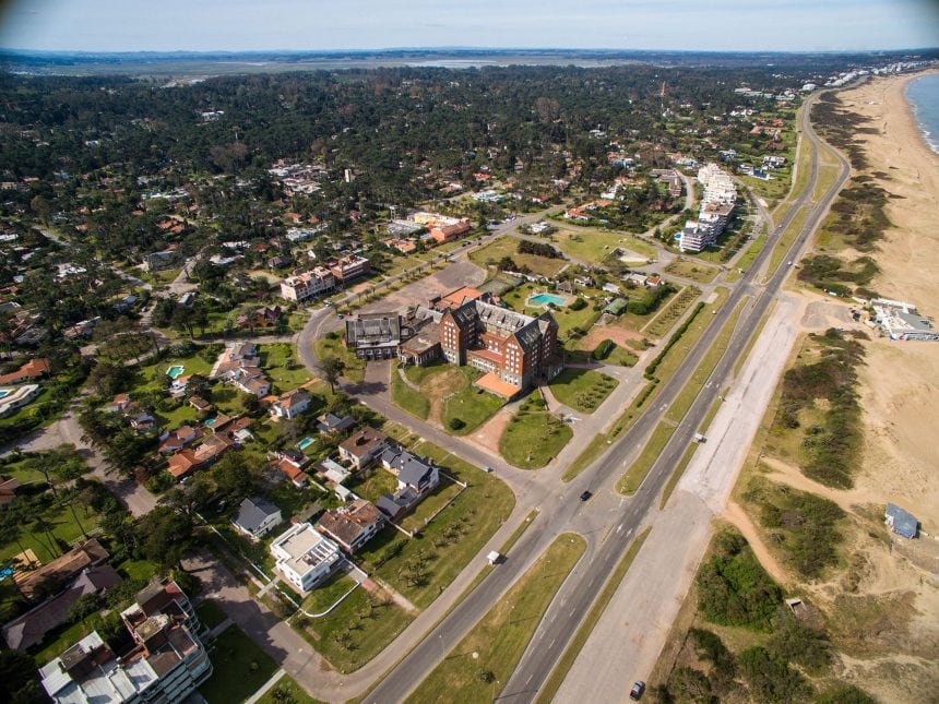 A lo largo de sus ocho kilómetros de frente oceánico, en La Brava conviven edificios históricos, con torres modernas de pocos pisos