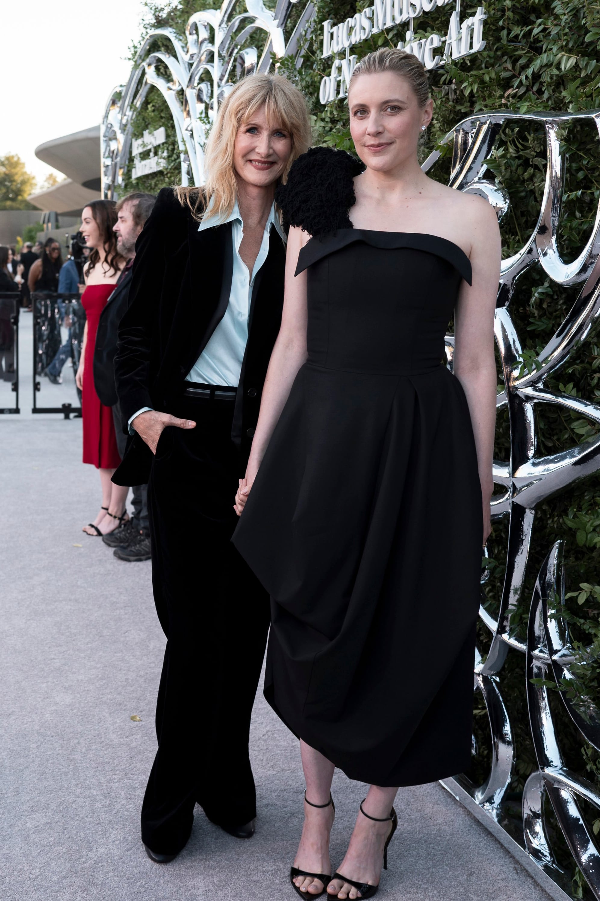 Laura Dern y la directora Greta Gerwig, quienes coincidieron en la película