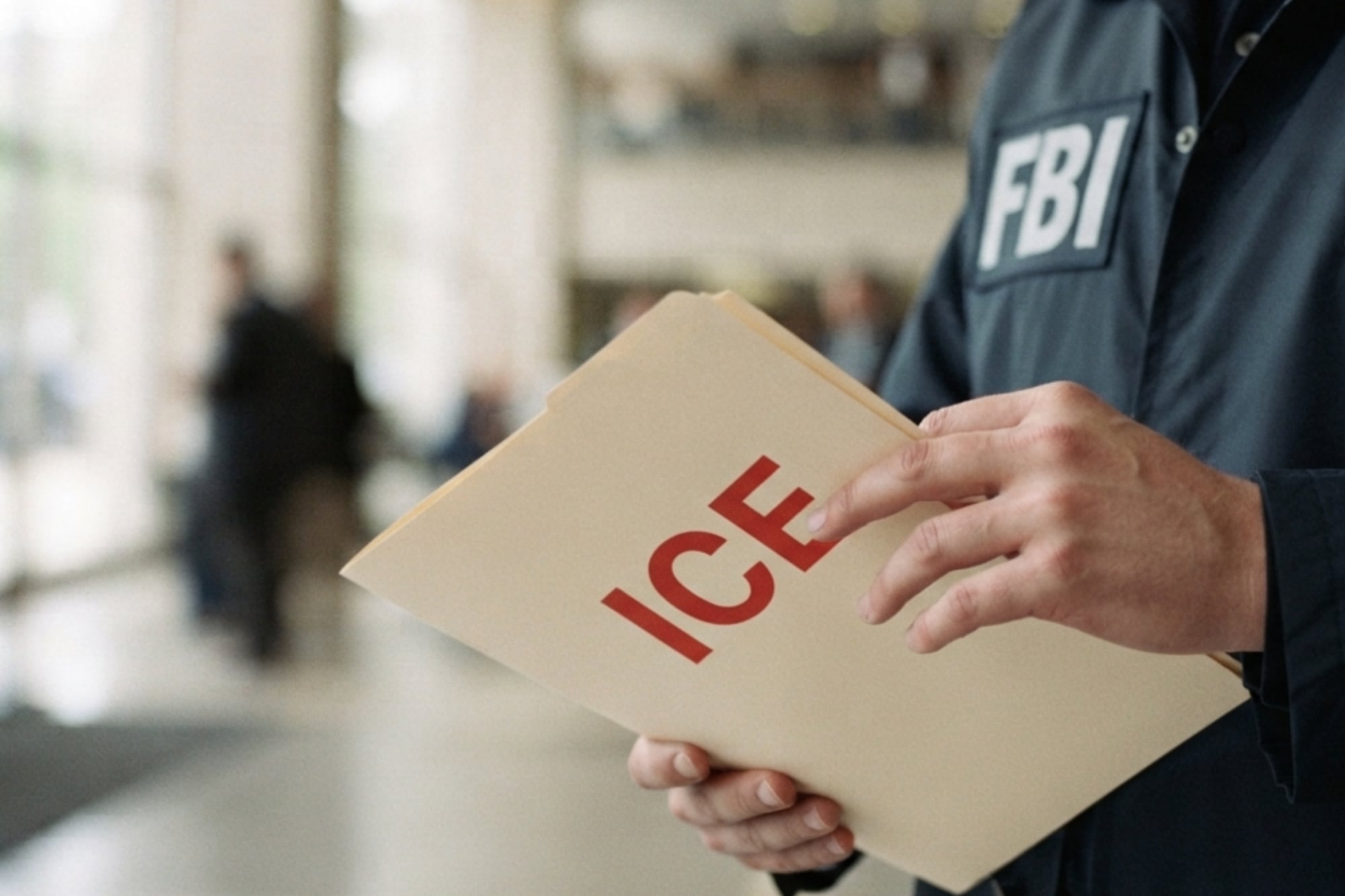 Un informe revela que el FBI dejaría de lado investigaciones que involucren al ICE, pero el DHS lo niega