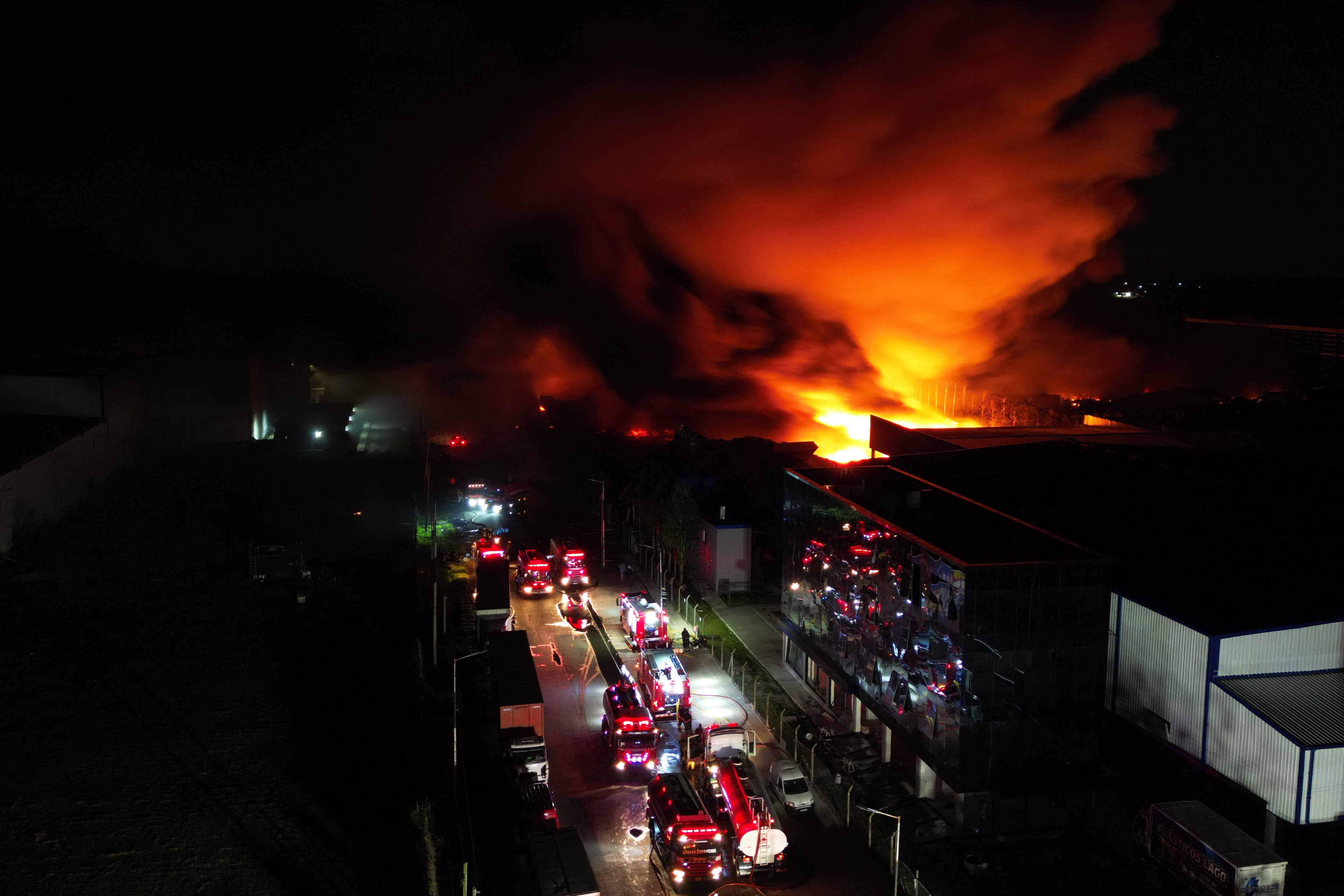 Fuertes explosiones sacudieron una zona industrial y provocaron un incendio al sur de Buenos Aires la noche del 14 de noviembre de 2025
