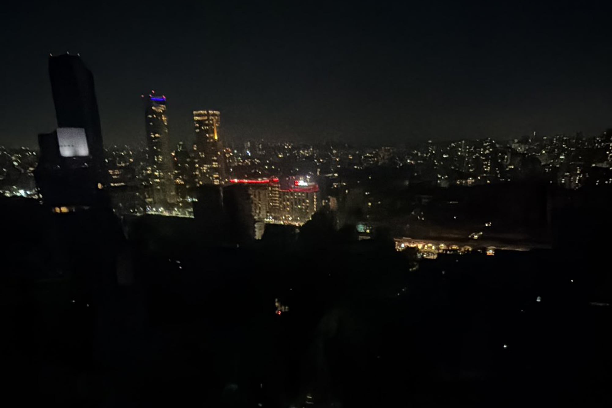 Desde los balcones, la ciudad se veía a oscuras