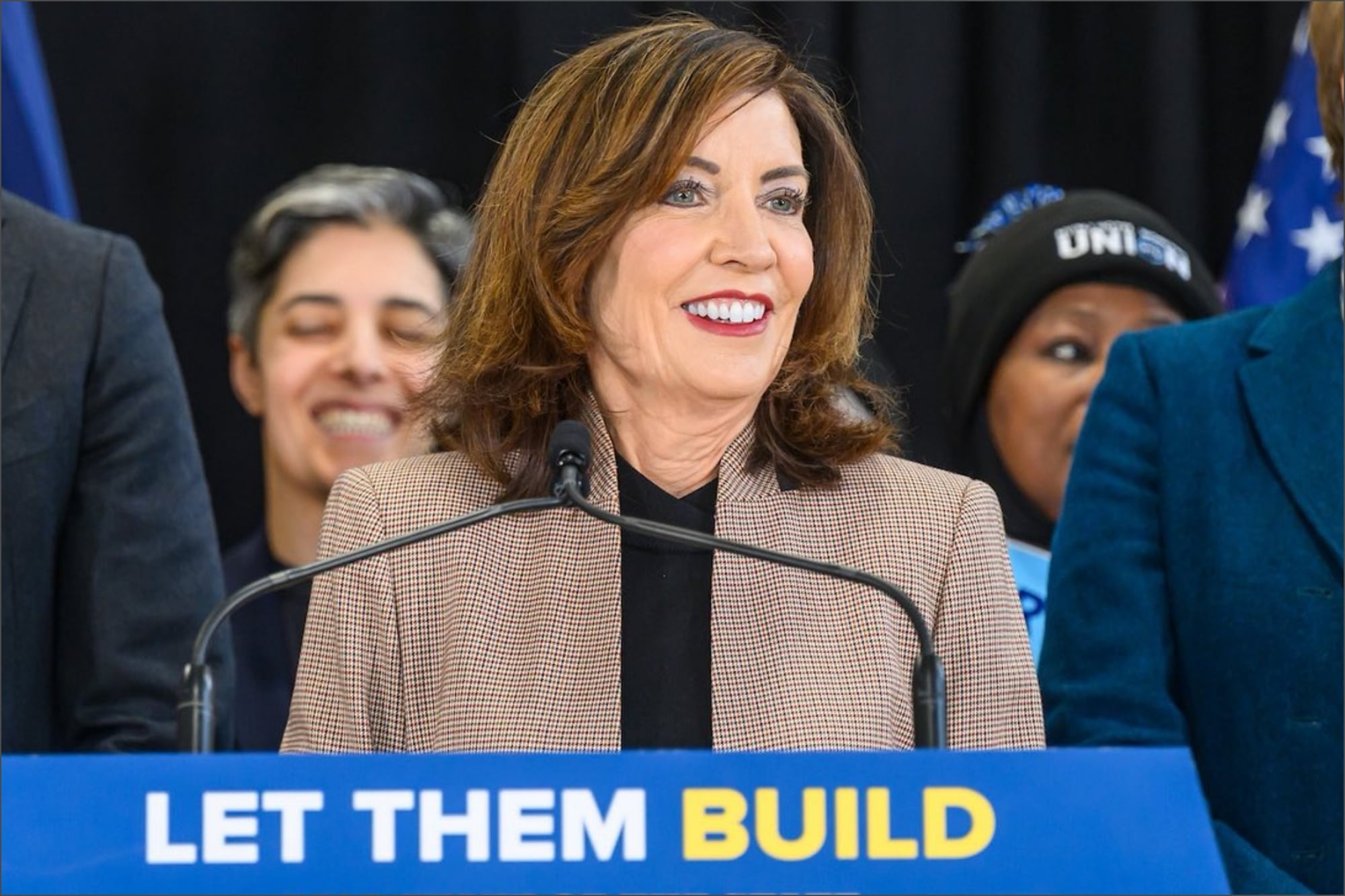 En una declaración conjunta difundida el 29 de junio desde Albany, las gobernadoras Kathy Hochul y Mikie Sherrill, junto con las fiscales generales Letitia James y Jennifer Davenport, celebraron la resolución judicial.