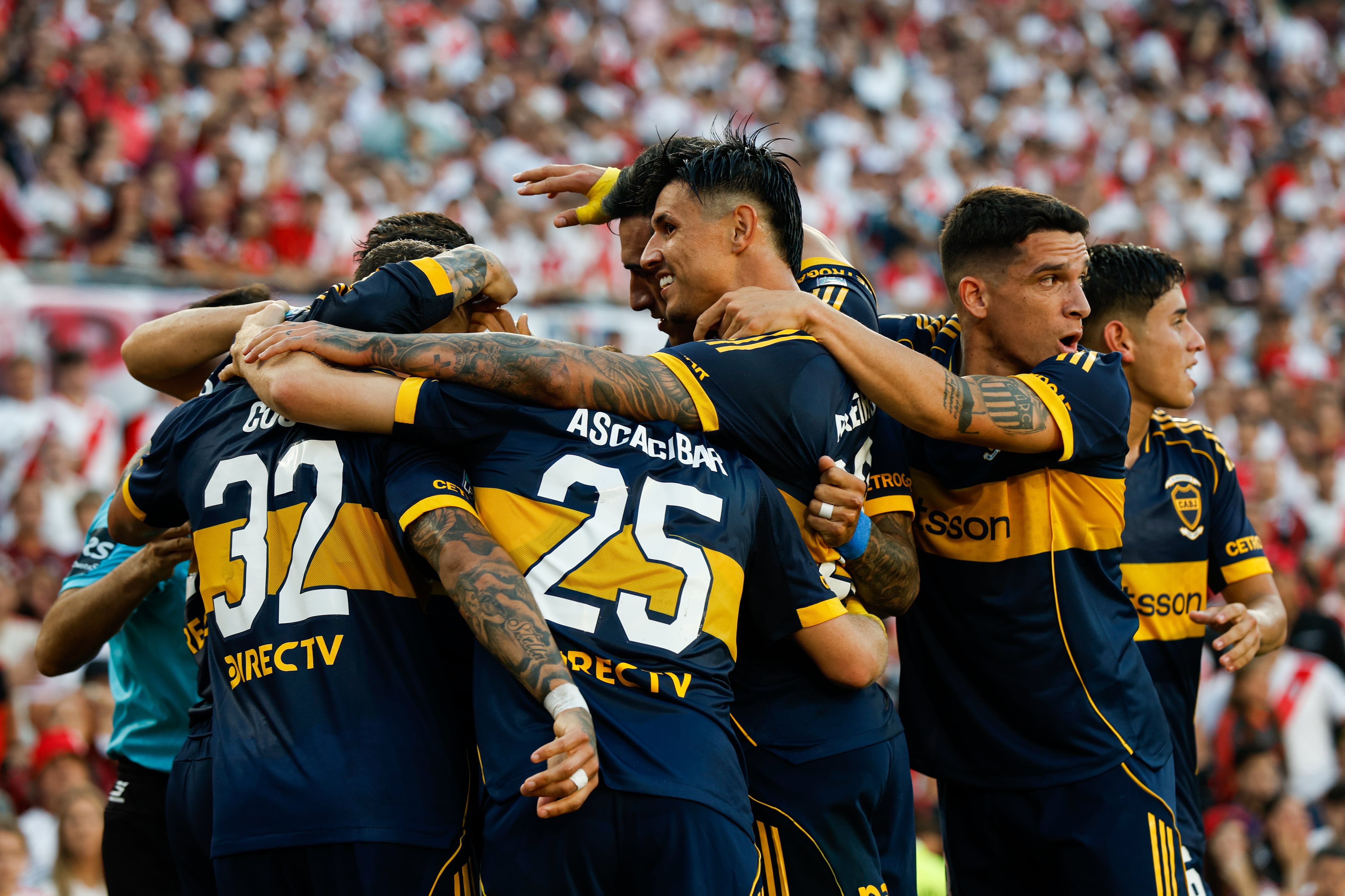 Todos los abrazos son para Paredes, autor del gol del triunfo de Boca sobre River