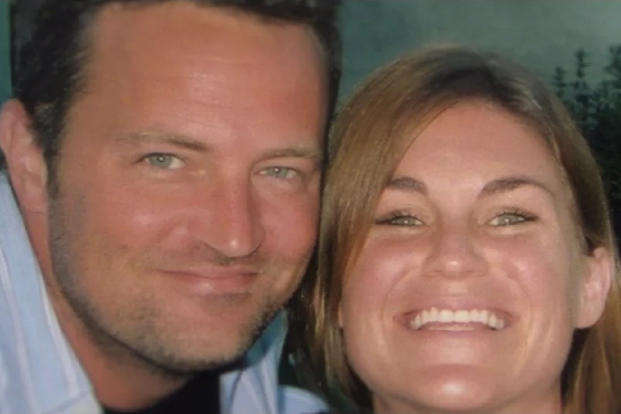 Matthew Perry junto a su hermana Mia (Foto: Captura)
