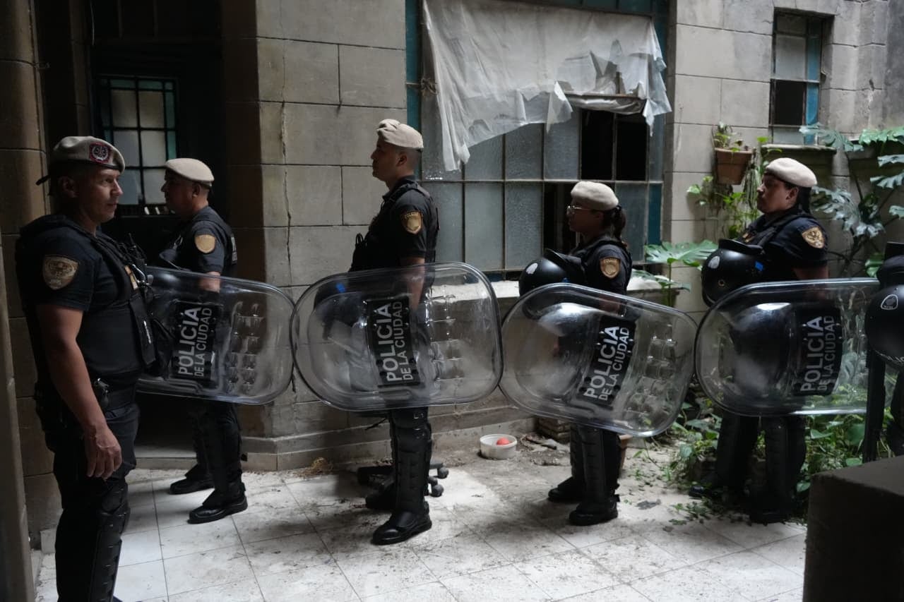 El momento en el que la policía ingresa a la propiedad de Omar González