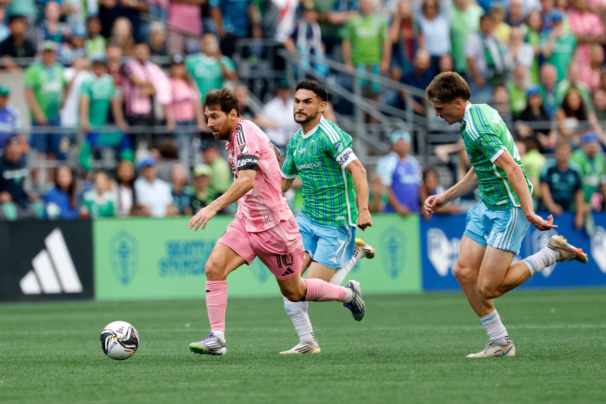Cristian Roldan y Reed Baker-Whiting persiguen a Lionel Messi; el capitán se sumará el martes a la selección para los partidos con Venezuela y Ecuador, por las eliminatorias