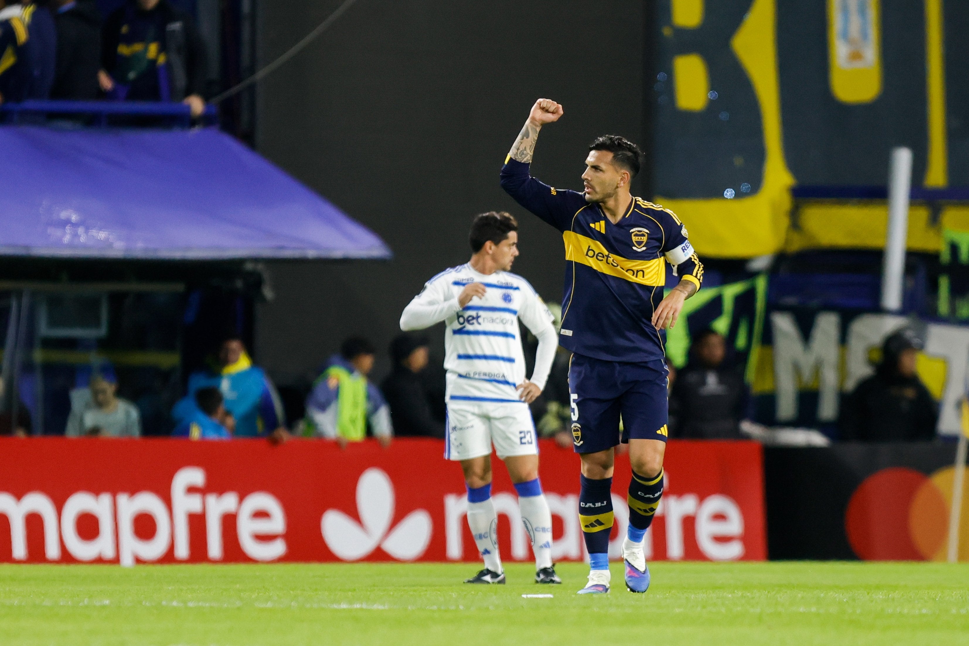 El puño arriba de Leandro Paredes tras el gol