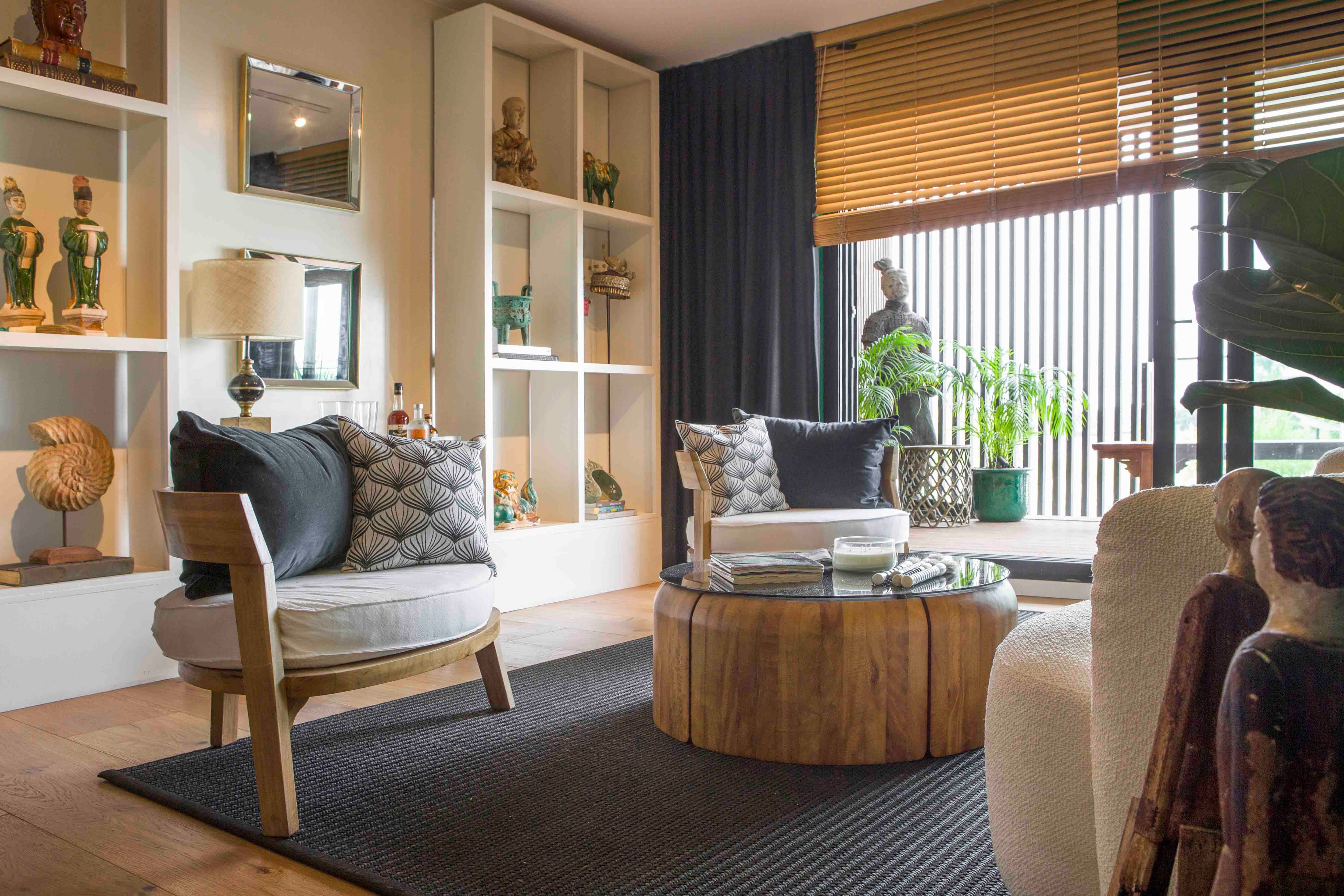 Silla (El Garage Deco), alfombra (Mercer), espléndida mesa baja (Desde Asia).