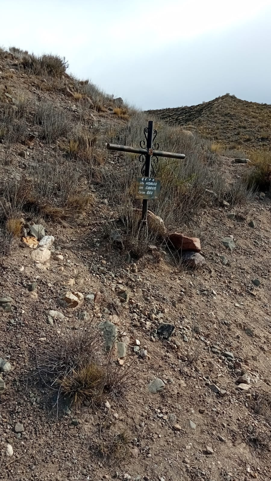 “Si uno mira hacia arriba y a la izquierda, se logra divisar una cruz negra con los nombres de los tres tripulantes y la fecha del accidente, colocada por sus familiares. Es una caminata de unos 10 minutos más, todo cuesta arriba y bien empinado”, precisa el guía Ramón “El Chino” Berón