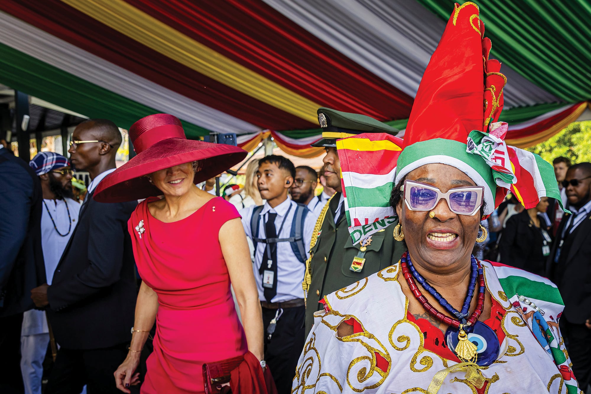 Durante un acto en el Tribunal de Justicia, la soberana optó por un diseño fucsia escote bote, de la misma firma belga, Natan, y pamela al tono. Ambos ítems fueron estrenados en 2014 durante su primera visita de Estado a Polonia
