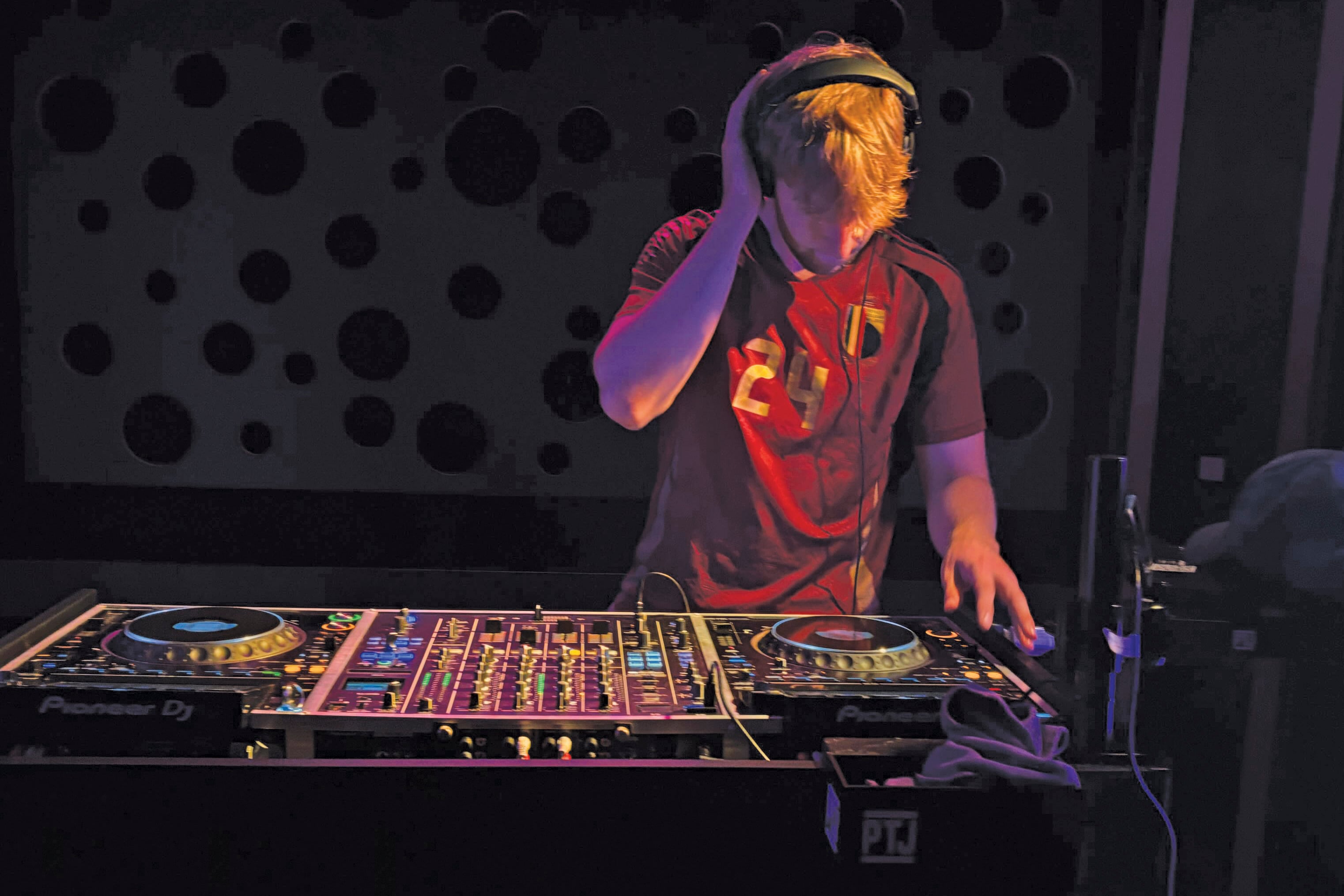 El príncipe en su rol de DJ