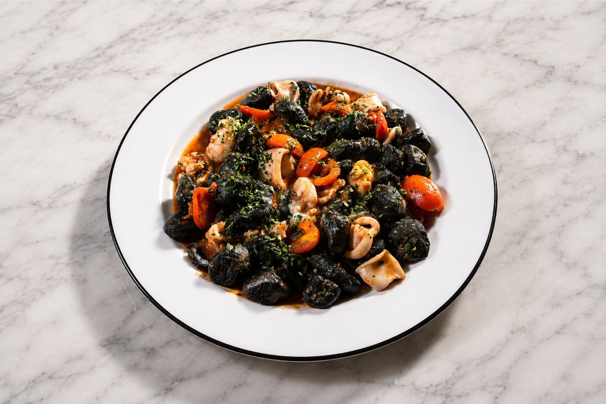 Gnocchi negro con frutti di mare de Il Quotidiano