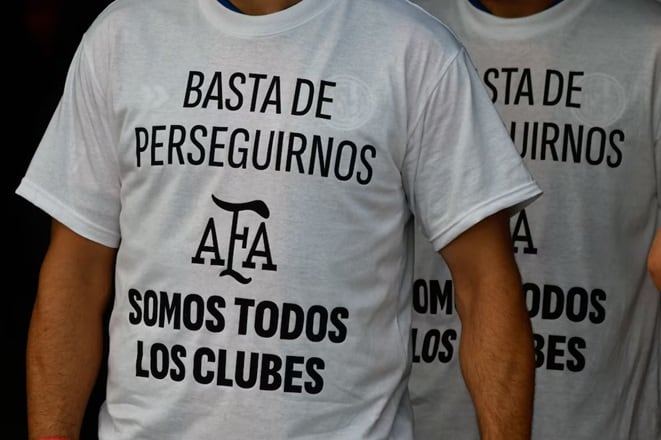 Qué dicen las remeras que vistieron los jugadores para defender a la AFA