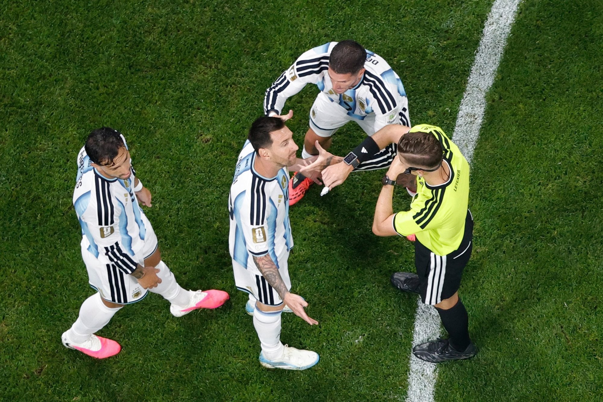 La charla de Messi, De Paul y Paredes con Francois Letexier, el árbitro de Argentina vs. Egipto, en Atlanta