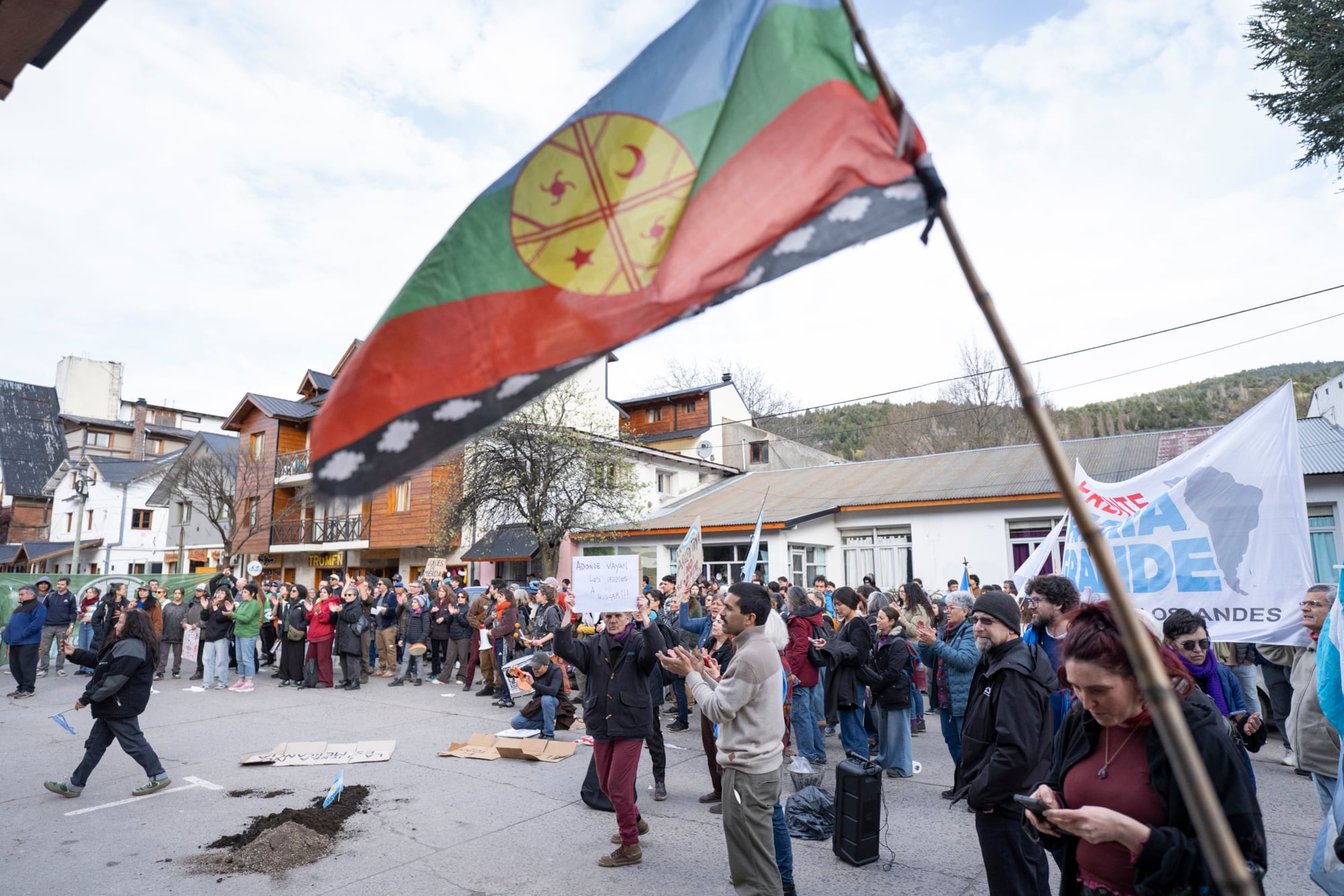 La protesta frente al Hotel Le Village en San Martín de los Andes contra los jueces de la Corte Suprema