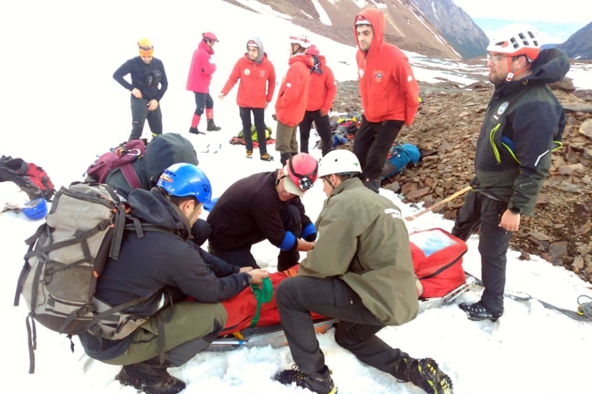 Pese a la advertencia, a fines de 2022 un brasileño murió en ese lugar luego de que impactara sobre su cuerpo una masa de hielo que se desprendió del techo de la imponente caverna