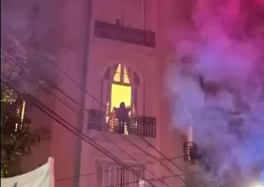 Cristina Kirchner salió al balcón y saludó a la militancia que participó de la marcha universitaria