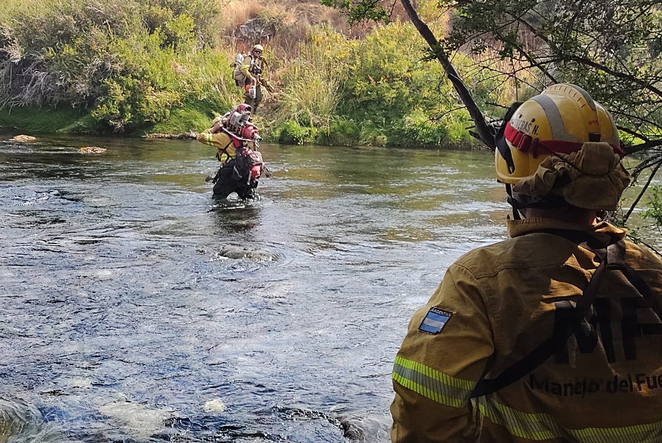 En Neuquén, el fuego avanza hacia Aluminé