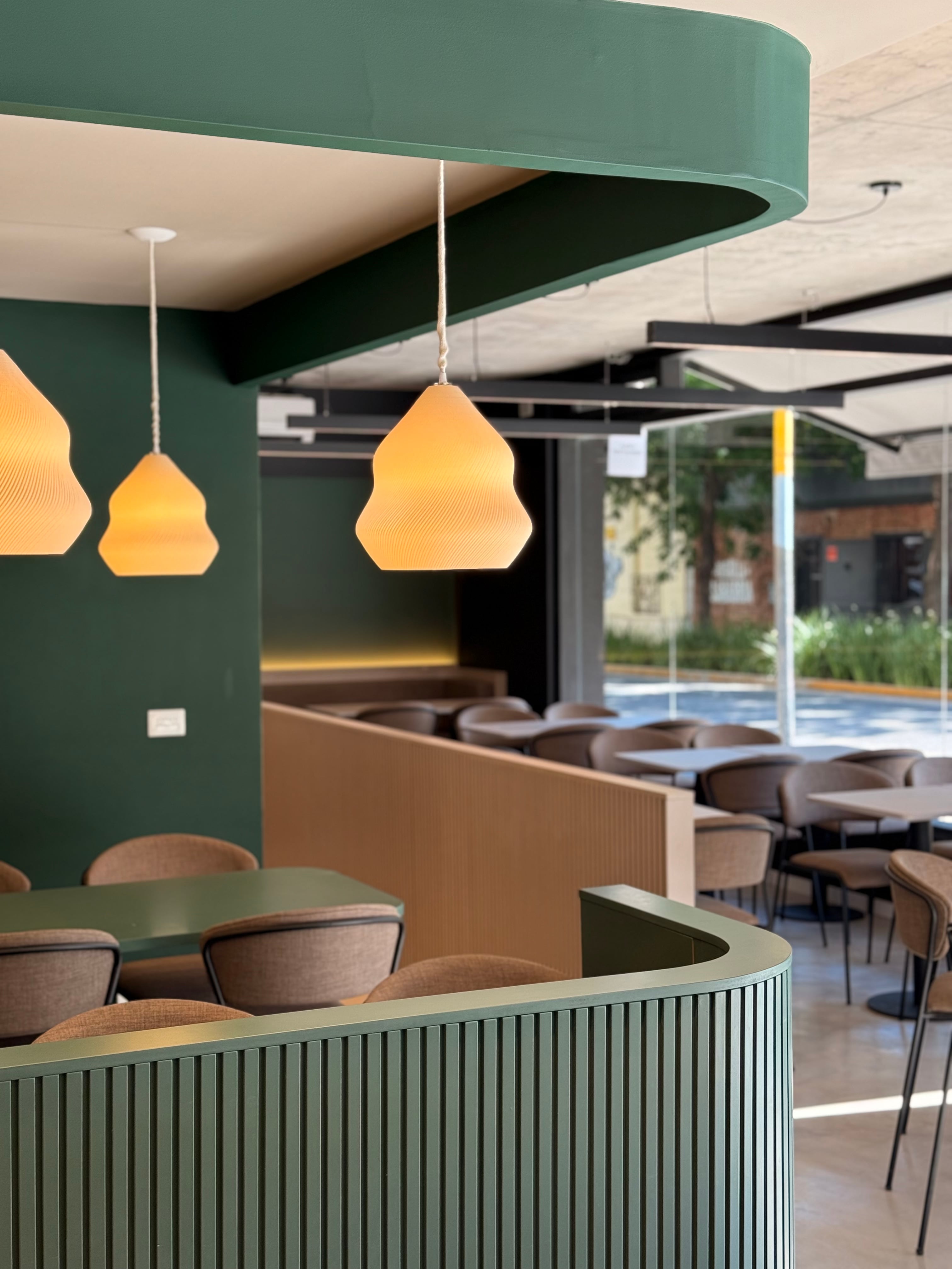 En Negro, El Salvador, hay áreas delimitadas que permiten encontrarse a tomar algo, pero también llevarse la computadora para trabajar en equipo