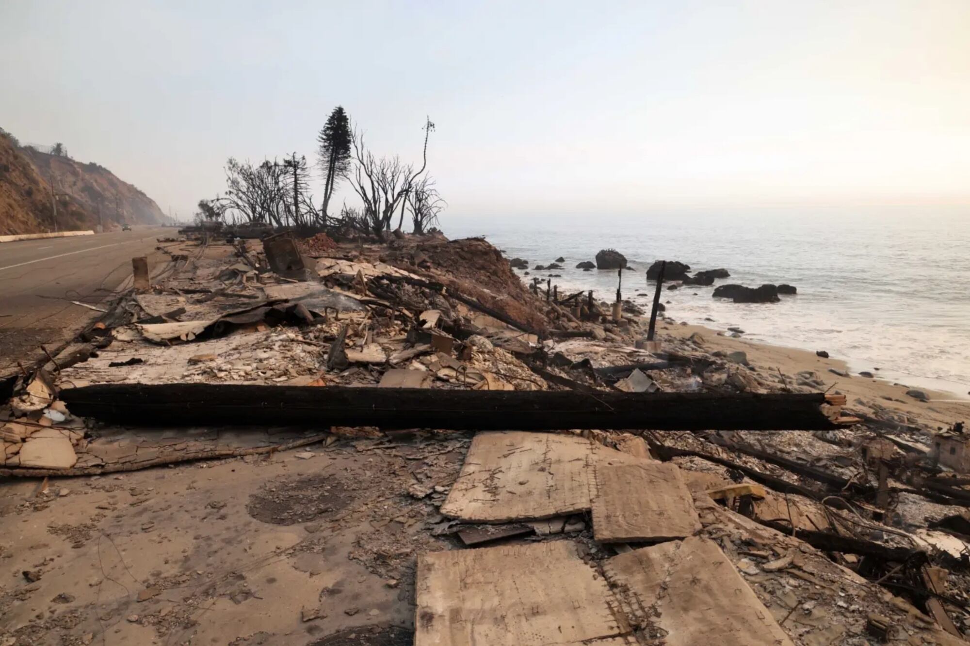Los escombros de la casa en Malibú de Edwin Castro, consumidas por las llamas de los incendios en California