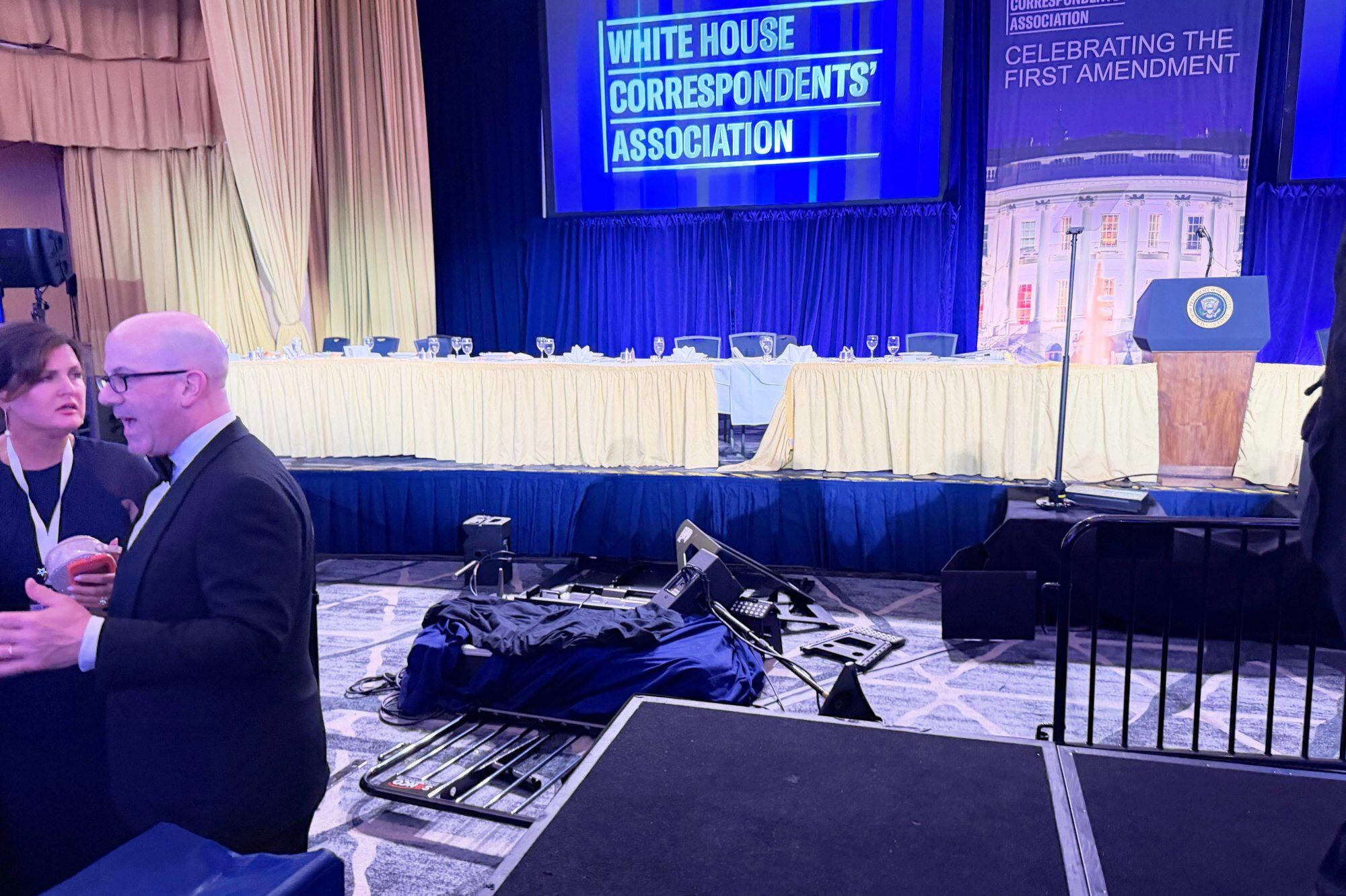 El escenario en el que estaba Donald Trump en el hotel en el que se desarrolló la gala, en Washington.