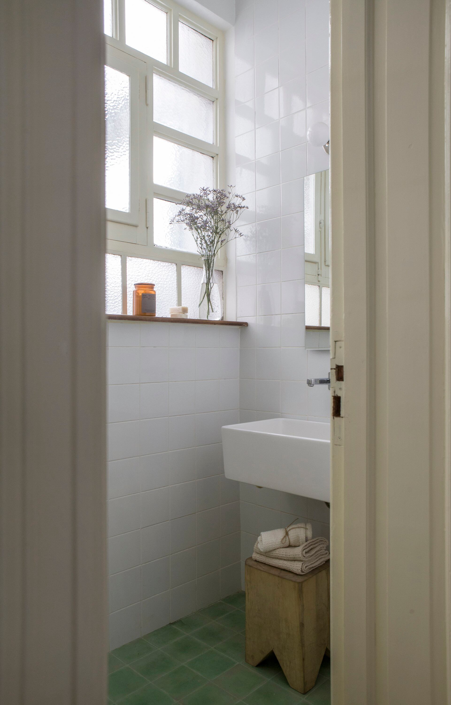 Baño actualizado con clásicos atemporales