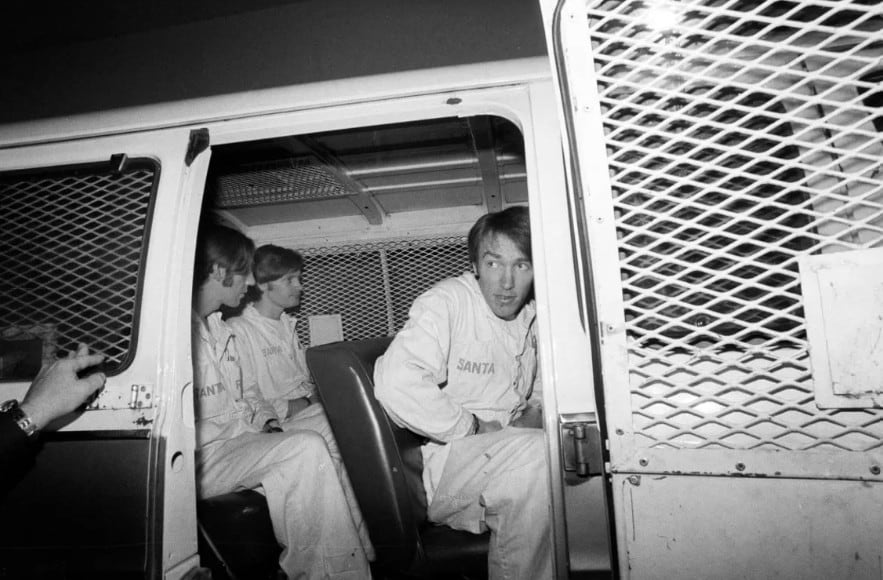 De izquierda a derecha, los hermanos James y Richard Schoenfeld y Fred Woods son llevados a prisión en 1978. ( Joe Rosenthal/San Francisco Chronicle/Getty Images)