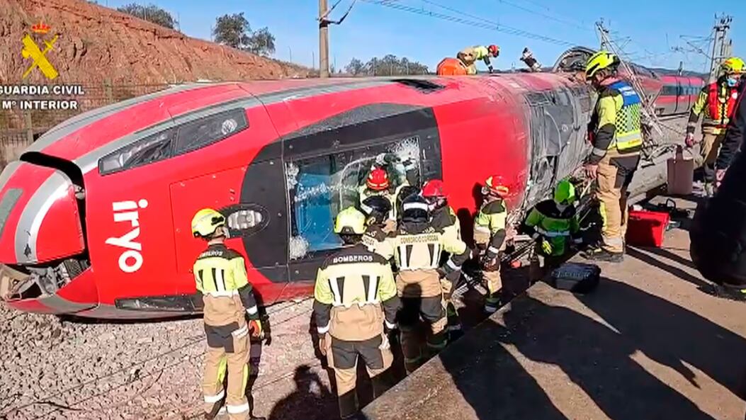 Una de las unidades volcadas sobre las vías