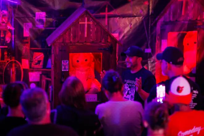 Dan Rivera en su última presentación, horas antes de morir. A su lado, Annabelle