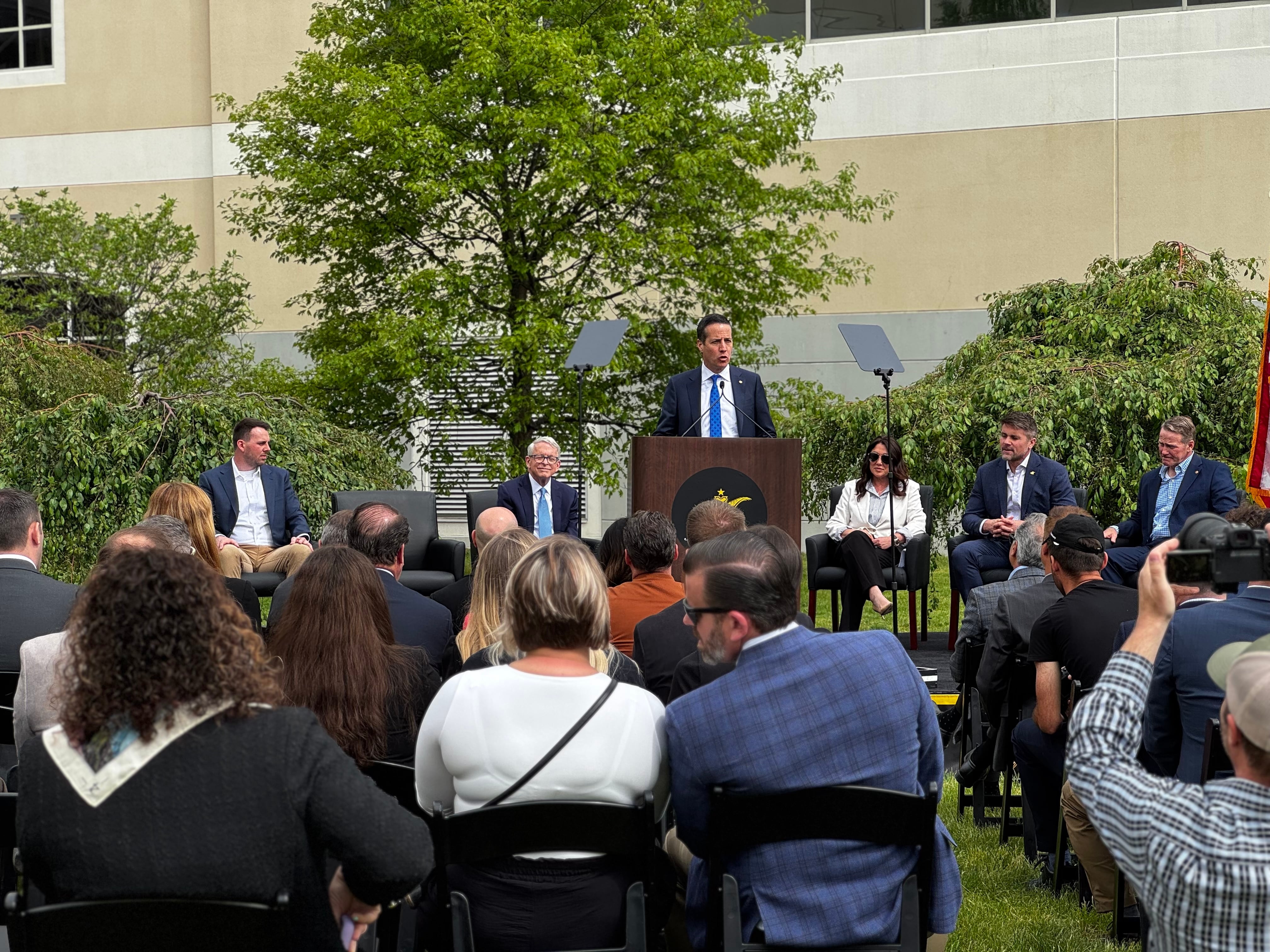 La iniciativa legislativa establece una prohibición absoluta: ningún ciudadano podría mantener simultáneamente un pasaporte estadounidense y otro emitido por un país distinto