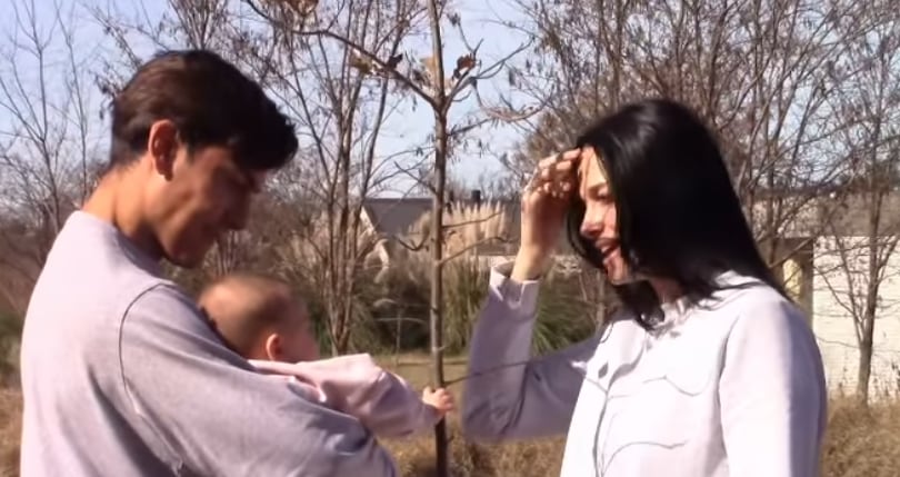 Paulo Dybala y Oriana Sabatini junto a Gia y el árbol que plantaron (Foto: Captura Instagram/@orianasabatini)